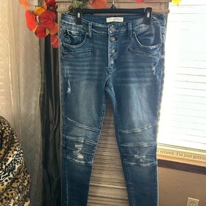 KanCan button-fly skinny jeans with three lines is stitching at the knees